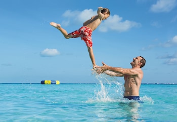 4 piscinas al aire libre, sombrillas, sillones reclinables de piscina