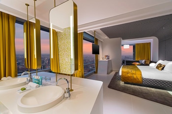 Ropa de cama de alta calidad, cubrecamas y minibar 