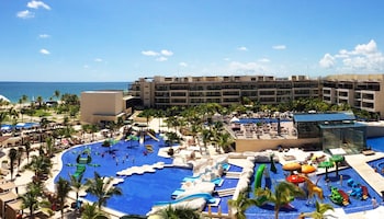 8 outdoor pools, pool umbrellas, sun loungers