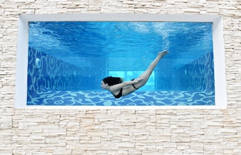 4 albercas al aire libre y camastros