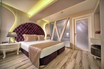 Suite (Jacuzzi) | 1 bedroom, premium bedding, minibar, in-room safe