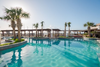 Piscine extérieure, chaises longues
