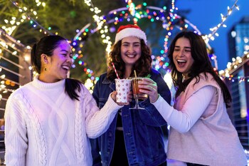 Piscine extérieure, chaises longues