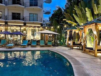 Outdoor pool, free cabanas, pool umbrellas