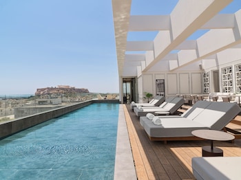 Piscine couverte, piscine extérieure (ouverte en saison)