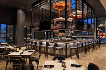 3 restaurantes, se sirven desayunos, comidas, cenas y cocina americana