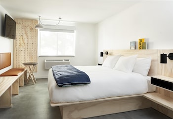 Utendørsbasseng, bassengparasoller og solsenger