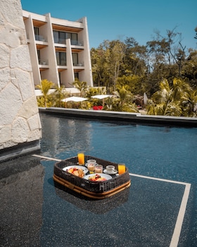 10 outdoor pools