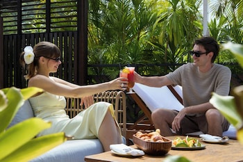 2 restaurants servant le déjeuner, cuisine locale et internationale