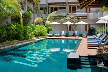 2 bares, bar en la piscina, bar junto a la piscina y bar en la playa