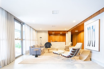 Een modern appartement met balkon, een eethoek en een slaapkamer.