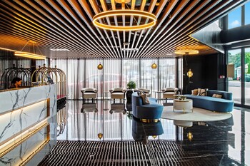 Premium bedding, pillow-top beds, minibar, in-room safe