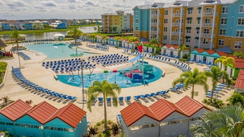 Un complexe hôtelier doté de plusieurs piscines, dont une grande piscine centrale, et offrant une variété d’options d’hébergement pour les clients.