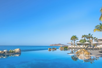 5 outdoor pools, pool umbrellas, sun loungers