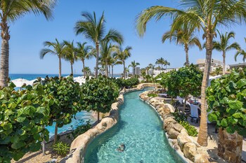 5 piscines extérieures, parasols, chaises longues