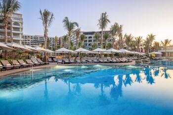 5 outdoor pools, pool umbrellas, sun loungers