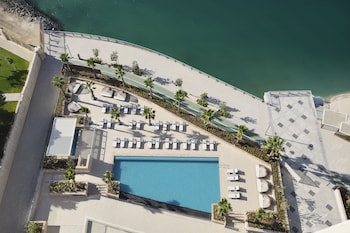 Piscine extérieure, chaises longues