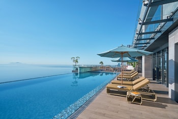 Piscina all'aperto, ombrelloni da piscina, lettini