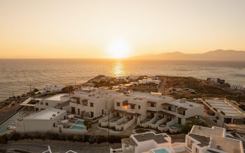 Pure Haven with Private Hot Tub | Minibar, coffre-fort, bureau, accès au Wi-Fi (inclus)