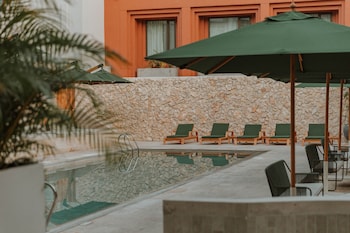 2 piscines extérieures, cabanons gratuits, parasols de plage