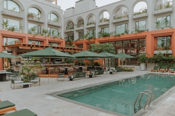 2 outdoor pools, open 9:00 AM to 6:00 PM, free pool cabanas