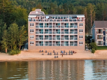 Private beach, white sand, sun loungers, beach towels