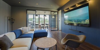 Un bâtiment moderne avec un chemin droit menant à l’entrée.