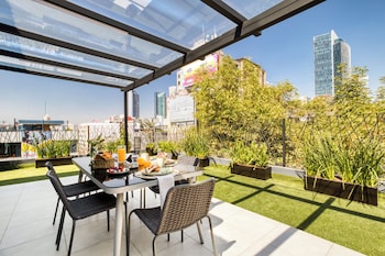Urban Two-Bedroom Apartment | Ropa de cama de alta calidad y caja de seguridad en la habitación