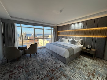 Suite junior | Ropa de cama de alta calidad, edredón, camas con pillow-top y minibar