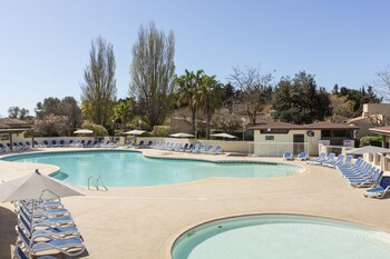 室外游泳池，提供日光浴躺椅