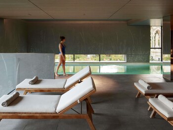 Serveert ontbijt, lunch en diner