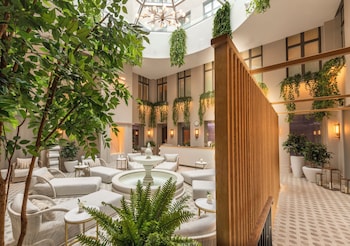 Parihoitohuone(ita), sauna, poreallas, höyrysauna, vartalohoitoja