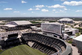 5 restaurants, dinner served, Asian cuisine