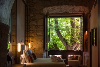 Indoor pool, seasonal outdoor pool, pool loungers