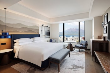 3 restaurants, breakfast, lunch, dinner served; Japanese cuisine