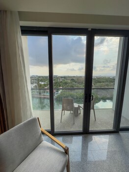 3 albercas al aire libre y camastros 