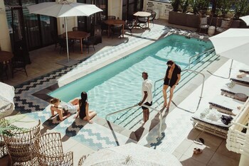 2 restaurantes, se sirven desayunos, comidas y cocina californiana