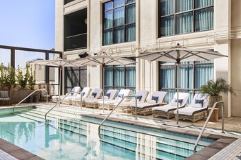 2 restaurantes, se sirven desayunos, comidas y cocina californiana