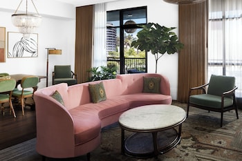 2 restaurantes, se sirven desayunos, comidas y cocina californiana