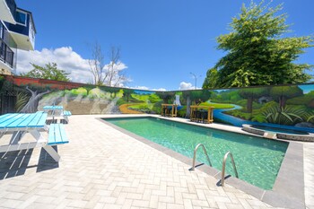 Pool Access Queen + 1 Single with Kitchenette & Ensuite bathroom | Terrace/patio