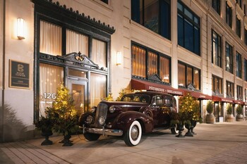 2 restaurants, breakfast, lunch, dinner served; French cuisine