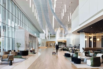 5 bars/lounges, sports bar, cocktail bar