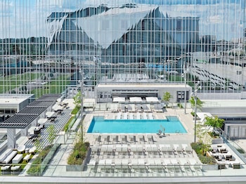 5 bares, 1 bar de deportes y 1 bar de copas