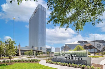 5 bars/lounges, sports bar, cocktail bar