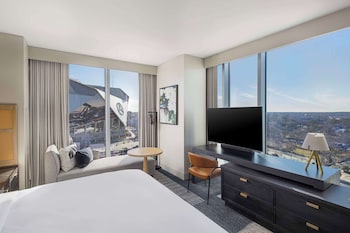 Piscina a l'aire lliure de temporada, para-sols i gandules