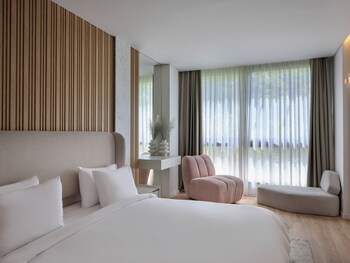 Nur Signature Suite with Hot Tub | Living room