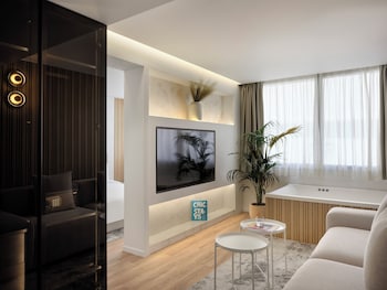 Nur Signature Suite with Hot Tub | Salle de séjour | TV connectée de 50 pouces avec chaînes par câble, télévision