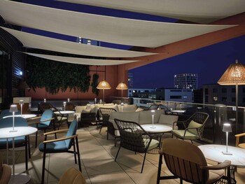 2 bars/lounges