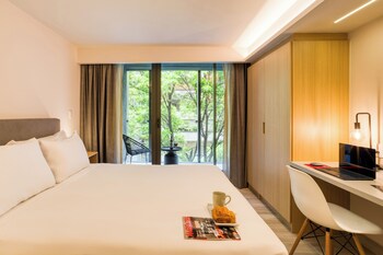 Two Bedroom Apartment with Balcony | 1 chambre, literie de qualité, couette en duvet, coffre-fort