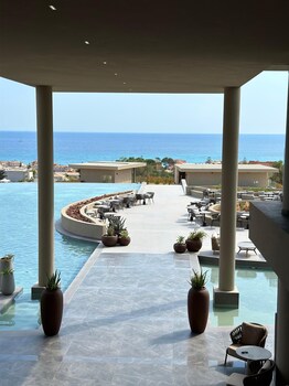 Body treatments, hydrotherapy, aromatherapy, deep-tissue massages